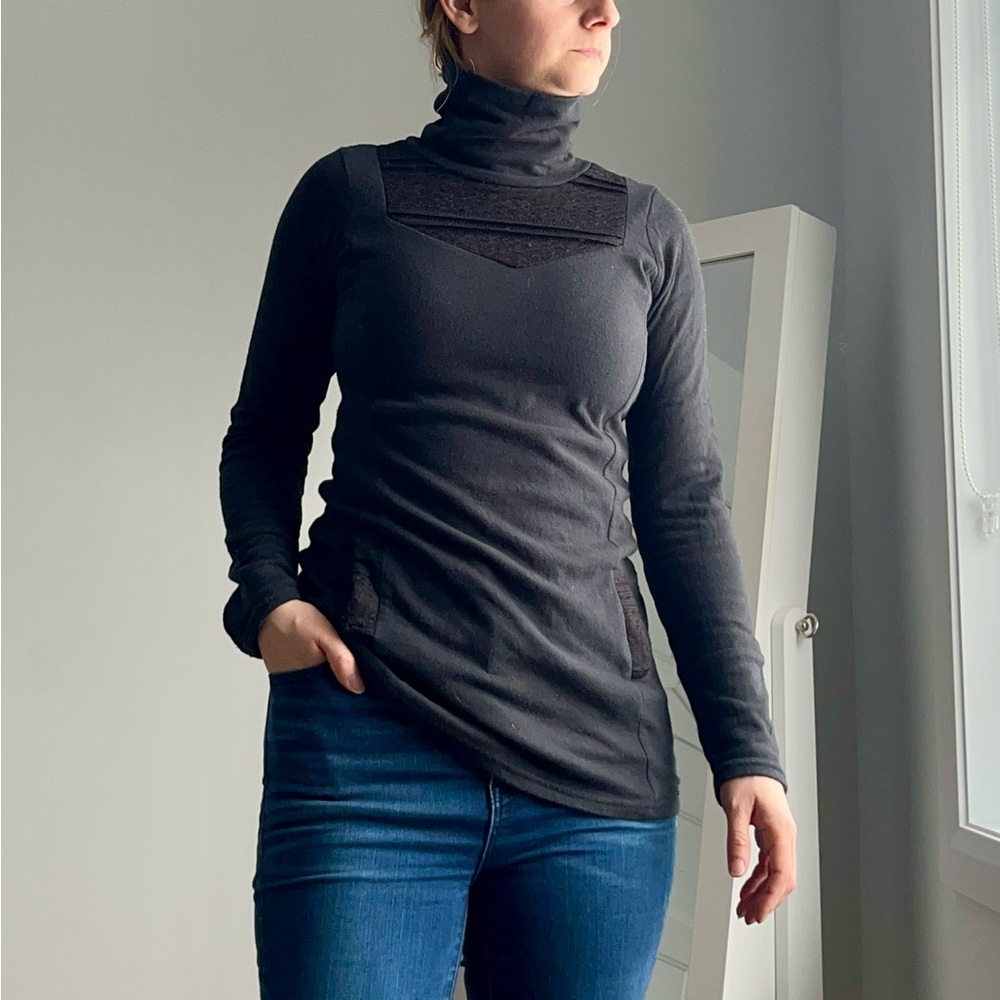 🇨🇦 Long sweater with lace inserts